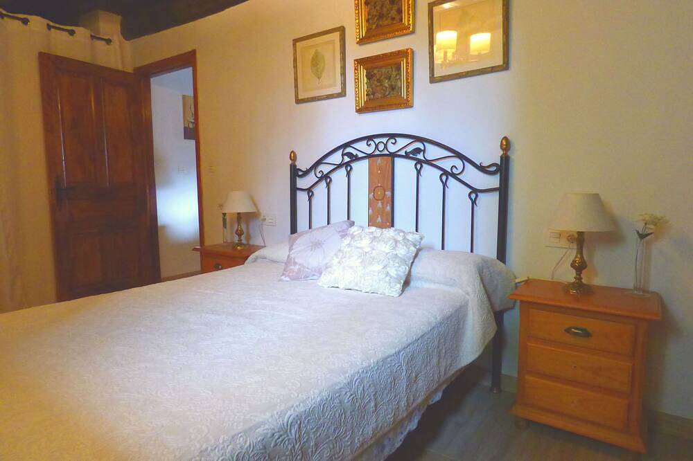 Entire apartment, Cozy apartment with rural charm at La Viliella in Cangas del Narcea, Naturpark Fuentes del Narcea, Degaña e Ibias