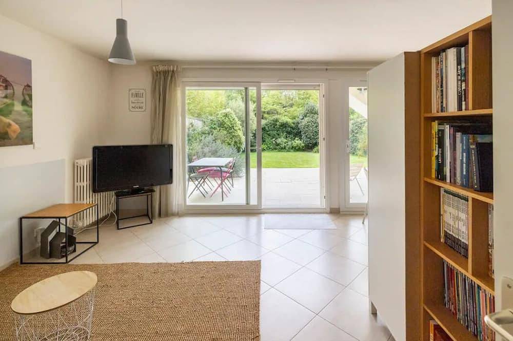 Apartamento entero, Lovely apartment with small garden overlooking park in Le Chesnay, Yvelines