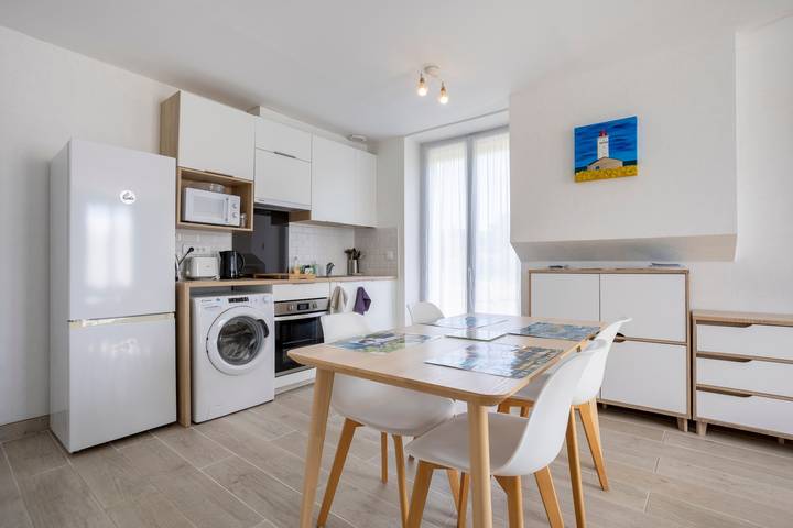 Appartement entier, Appartement 'Penfret' avec terrasse privée, jardin partagé et Wi-Fi in Fouesnant, Côte de Cornouaille