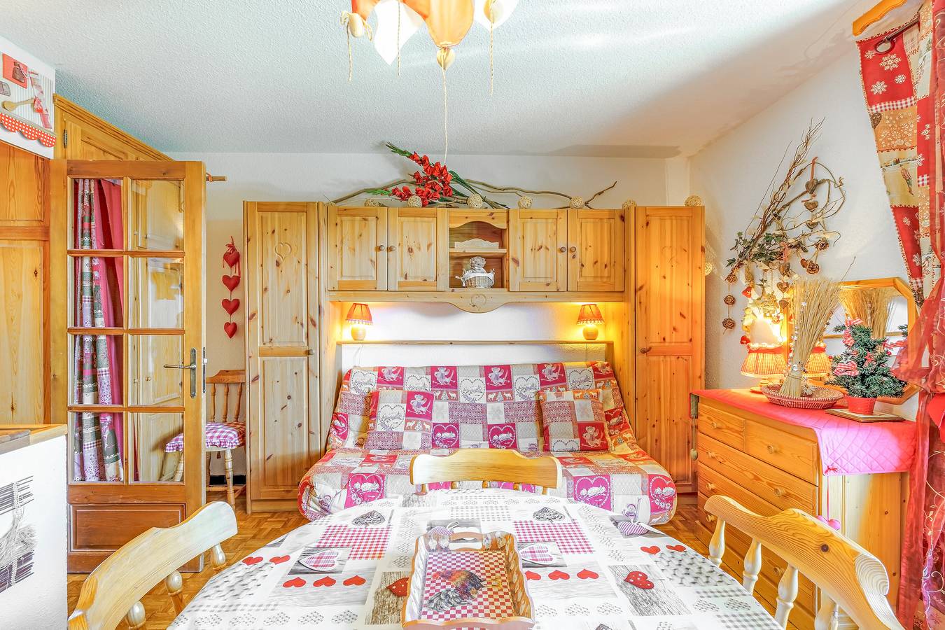 Entire apartment, Grand studio terrasse plein sud vue station in Saint-Jean-Montclar, Montclar