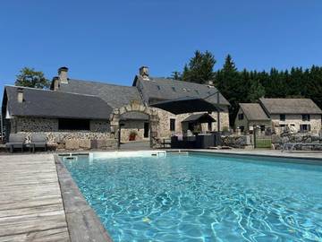 Gîte pour 18 personnes, avec vue sur le lac et piscine ainsi que jardin et vue, animaux acceptés à Sornac