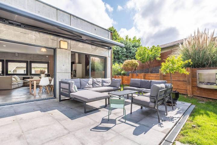 Location de vacances pour 6 personnes, avec terrasse ainsi que jardin et piscine à Saint-Romain-au-Mont-d'Or - 3