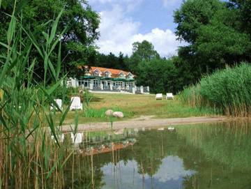 Ferienwohnung für 3 Personen, mit Seeblick und Garten sowie Sauna und Balkon, kinderfreundlich in Alt Schwerin