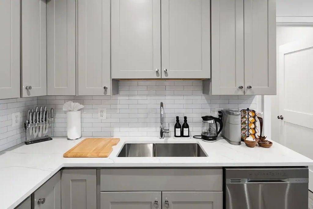 Ganze Wohnung, 1/2 Block from King Street, Elegant Old Town Oasis ~ King Bed♛ ~ Free Parking in Alexandria (VA), Alexandria City