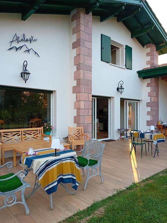 Gîte pour 2 personnes, avec vue ainsi que terrasse et jardin à Ascarat - 3