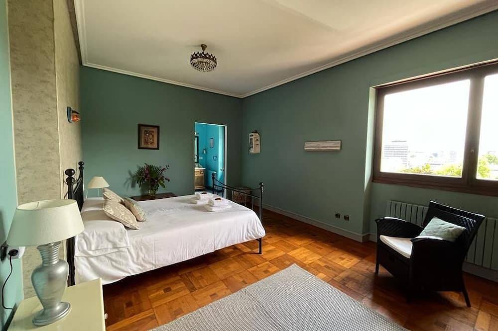Maniero di stile proprio, con ampio giardino e piscina privata. in San Sebastian, Costa Basca (Spagna)