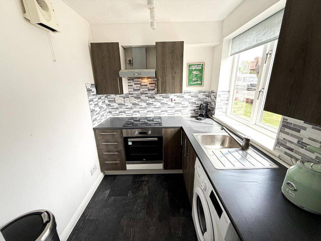 Entire holiday apartment, 1 bed - Sleeps 4 - Free Parking & Wifi in Surrey