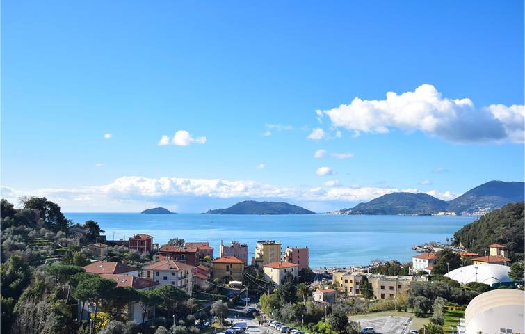 90m² Apartment with Fire Pit, Kitchenette & Internet in Santo Stefano di Magra, Natural Park of Montemarcello-Magra-Vara