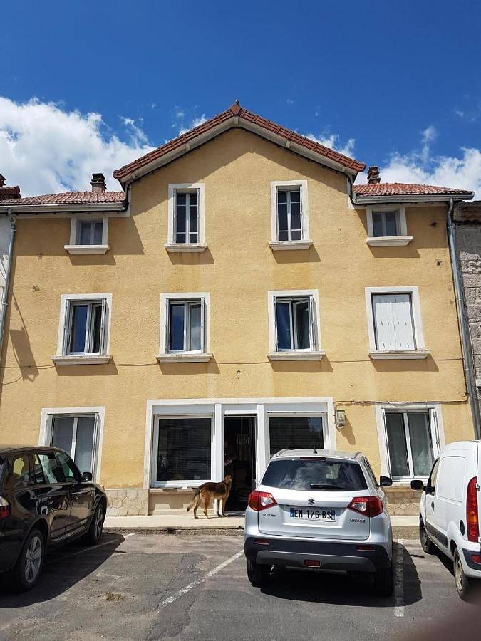 Gîte pour 2 personnes, avec Terrasse et Vue dans Chambon-le-Château