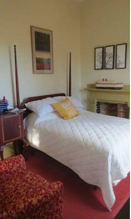 Ganze Wohnung, Historic Italianate second floor apt in the heart of historic village in Bristol County