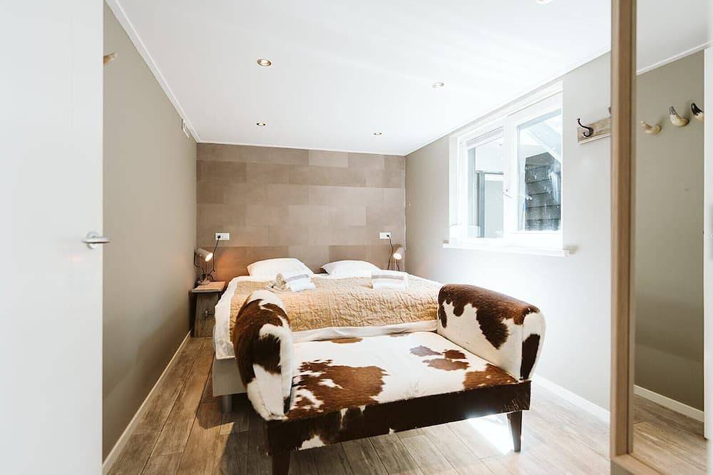 Luxuriöse 18-Personen-Ferienvilla mit Schwimmbad, Sauna, Spielplatz, Spielzimmer, Lounge-Set, Bbq und Pool-Haus mit Küche in Ouddorp, Goeree-Overflakkee