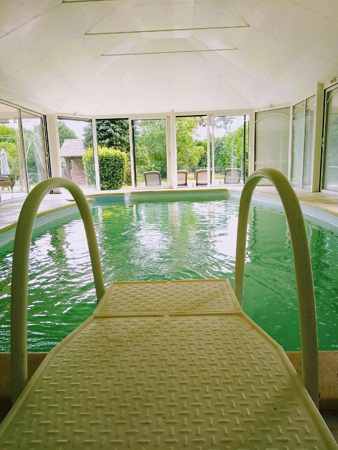 Chambre d’hôte pour 4 personnes, avec Balcon et Terrasse ainsi que Jardin et Piscine