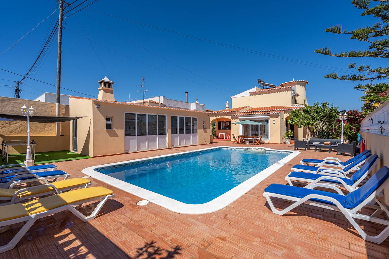 Casa vacanze 'Villa Das Nogueiras' con piscina privata, Wi-Fi e aria condizionata in Lagoa, Distretto di Faro