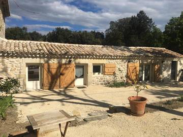 Gîte pour 4 personnes, avec vue ainsi que jardin et piscine à Réauville