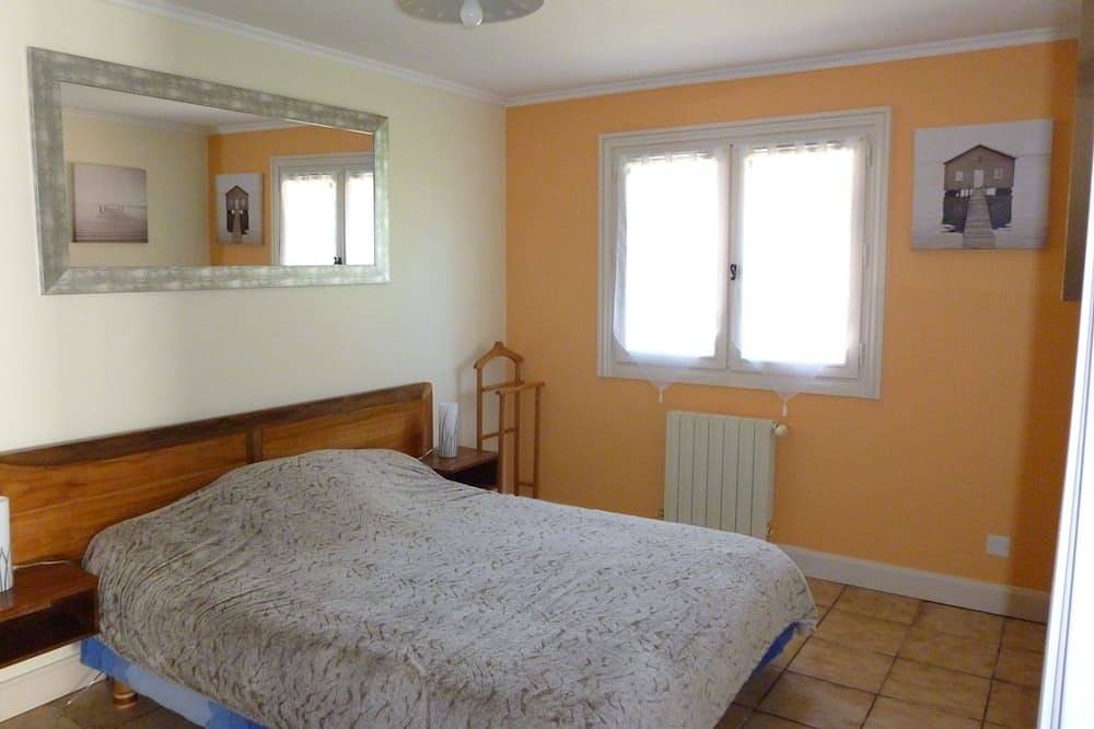 Provencal house in La Roquebrussanne, Côte méditerranéenne (France)