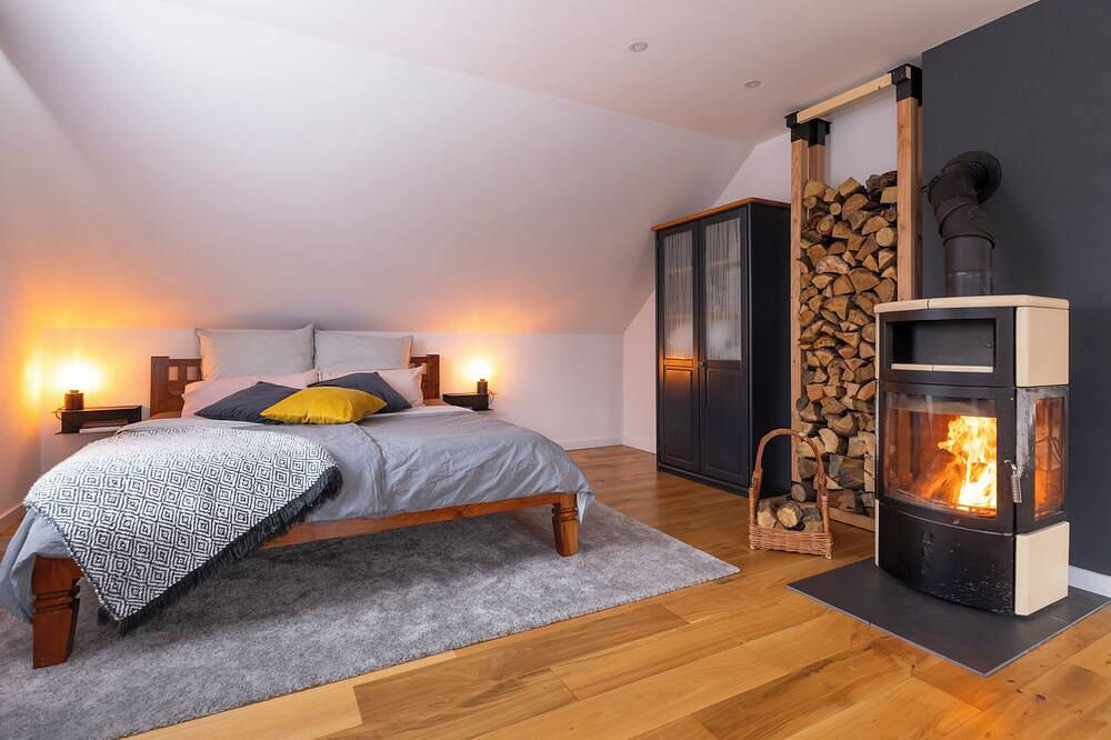 Ganze Wohnung, Annie – Dg-Apartment mit Kamin & Balkon | Am See mit Privatsteg & 2500 qm Garten in Westpommern