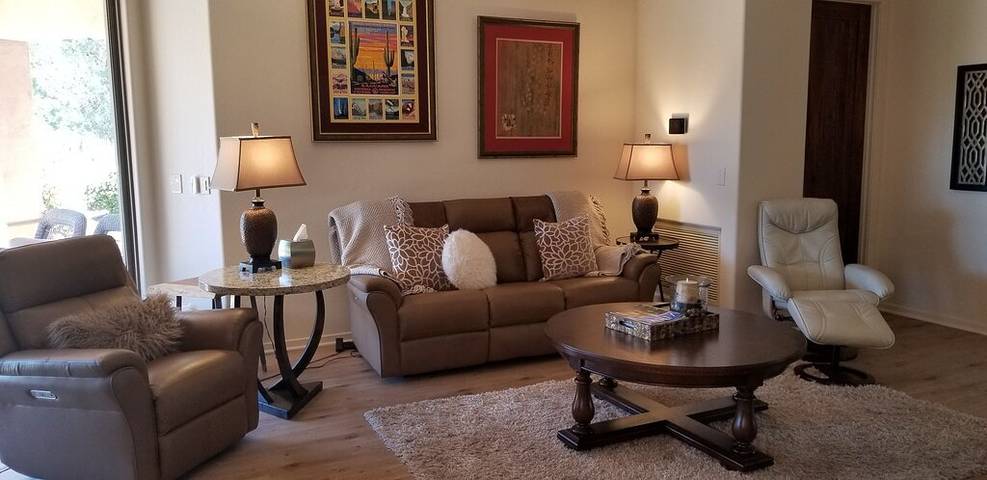 Vacation rental for 6 people, with yard and hot tub in Oak Creek