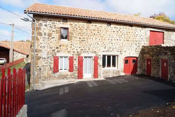 Gîte pour 6 personnes, avec terrasse et jardin à Coucouron