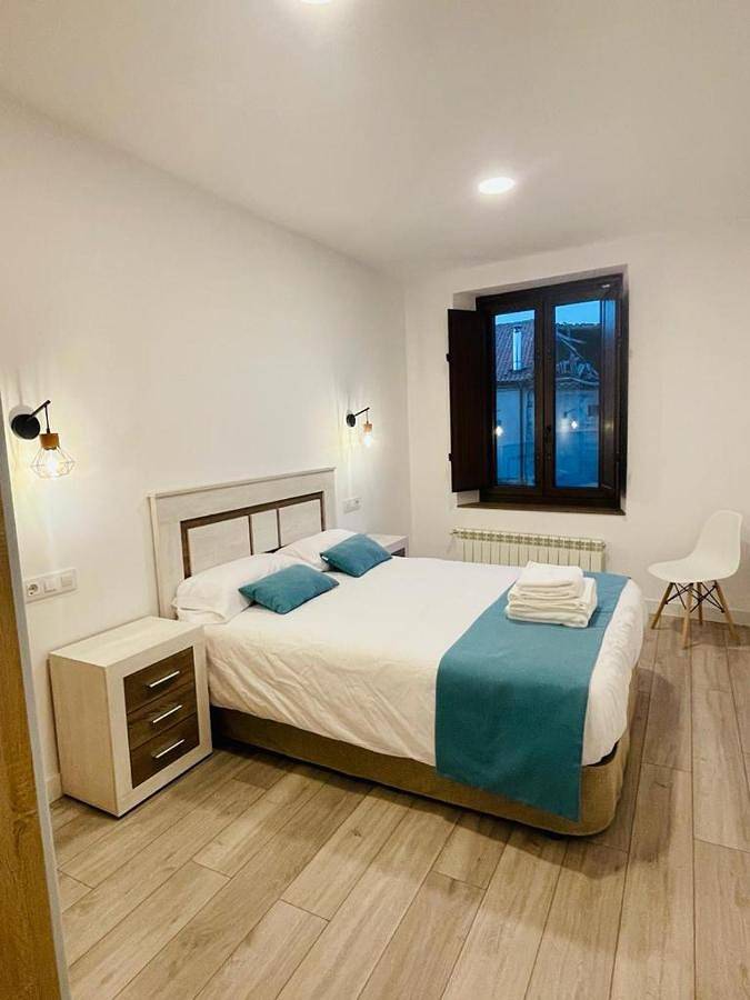 Gîte pour 4 personnes, avec Balcon et Terrasse ainsi que Jardin et Vue à Duruelo de la Sierra