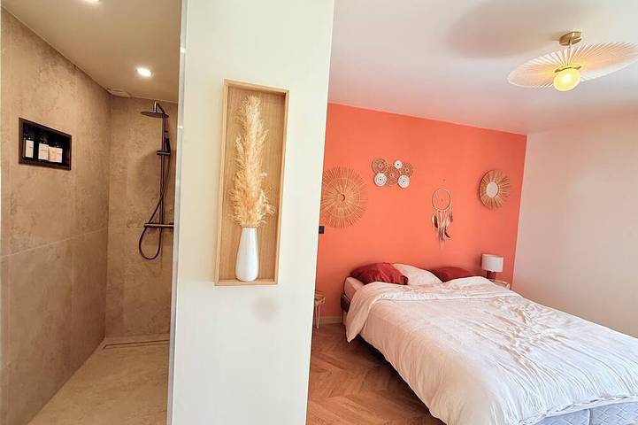 Contemporary villa with a pool and panoramic views in Tavel, Nimes und Umgebung
