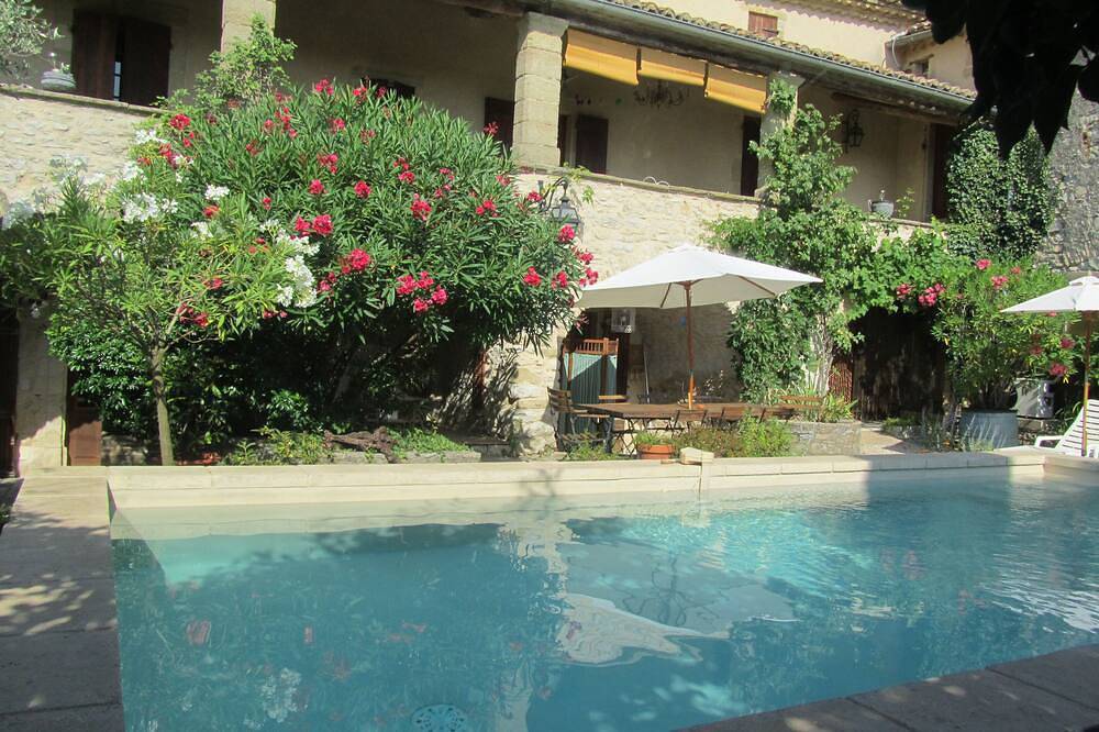 Mas provençale 18ème avec piscine chauffée, climatisation, proche Uzès in Belvézet, Région de Nîmes