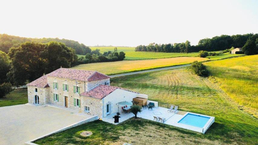 Location de vacances pour 6 personnes, avec Terrasse et Jardin ainsi que Piscine et Vue à Esclottes