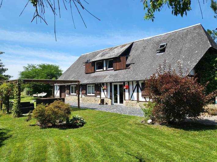 Gîte pour 6 personnes, avec vue ainsi que jardin et piscine, animaux acceptés à La Roussière