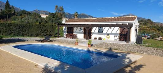 Chalet para 4 personas, con vistas además de jardín y piscina en Sierra de las Nieves