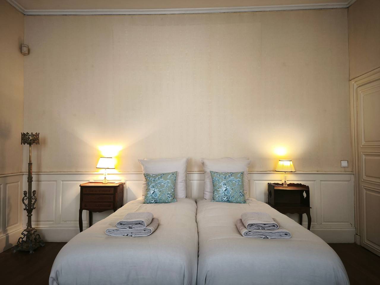 Gästezimmer „Chez Diane – Daphné“: Familien-Suite ebenerdig in Saint-Amand-Montrond