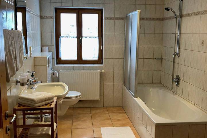 Ganze Wohnung, Kuschelige Ferienwohnung für 2 - 6 Personen mit Sauna und Skiraum im Haus in Ehrwald, Ammergauer Alpen (Österreich)
