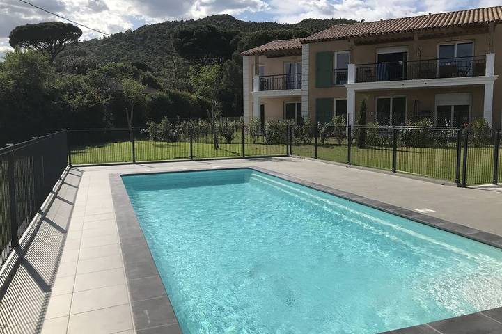 Appartement de vacances pour 4 personnes, avec terrasse ainsi que piscine et jardin