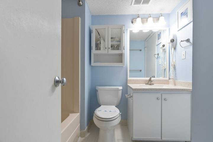 Vacation rental for 4 people, with balcony and pool in Cherry Grove Beach