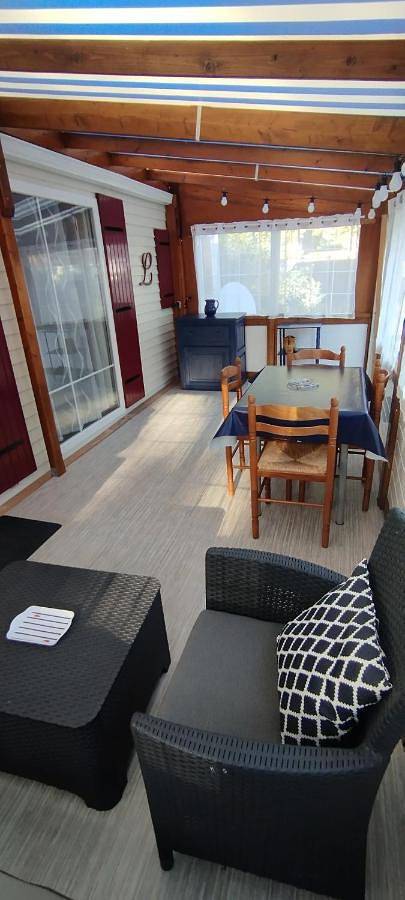 Camping pour 4 personnes, avec jardin ainsi que terrasse et piscine à La Tremblade - 2