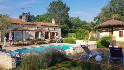 Gîte pour 2 personnes, avec piscine à Bussac-Forêt