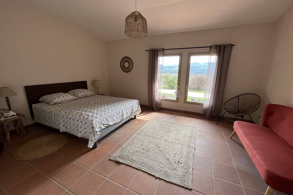 \"La villa rouge Luberon\" near Roussillon with view, air conditioning and heated pool in Gargas, Regionaler Naturpark Luberon