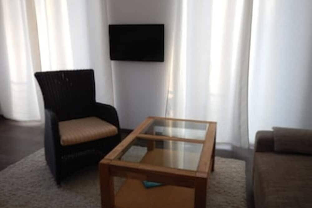 Ganze Wohnung, Ferienhaus Seebrise ***** Fw B1 direkt am See in Storkower See, Storkow