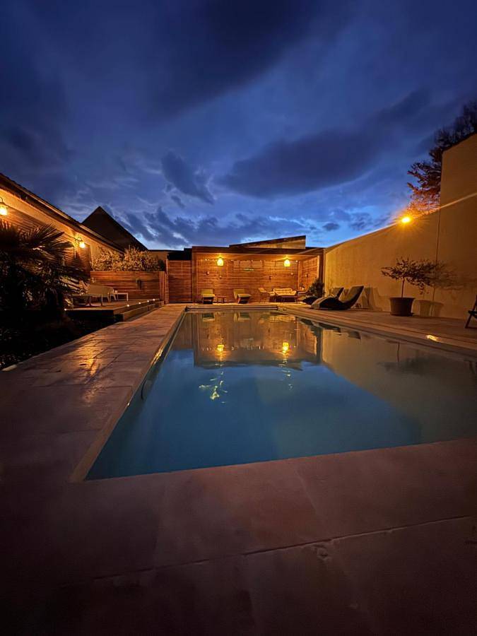 Chambre d’hôte pour 2 personnes, avec Jacuzzi et Terrasse ainsi que Jardin et Piscine