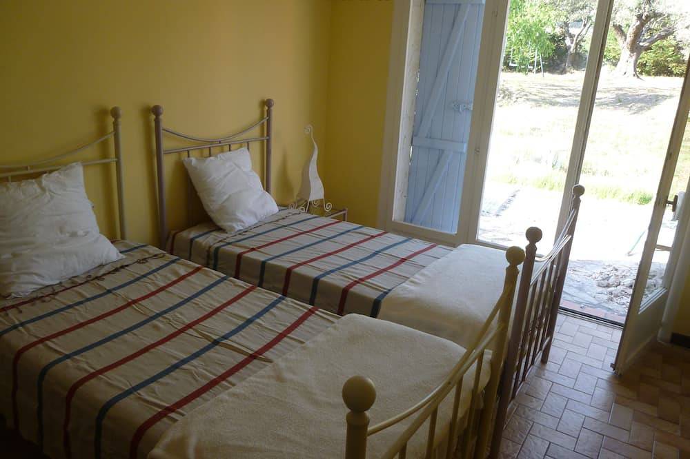 Provencal villa with a pool, for a family or group in Le Beausset, Toulon region