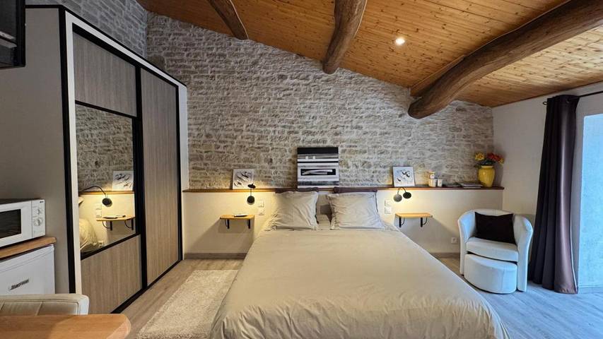 Gîte pour 4 personnes, avec terrasse ainsi que vue et piscine à Le Bourdet - 3