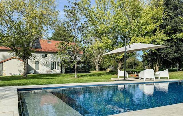 Location de vacances pour 4 personnes, avec jardin ainsi que piscine et vue à Gans