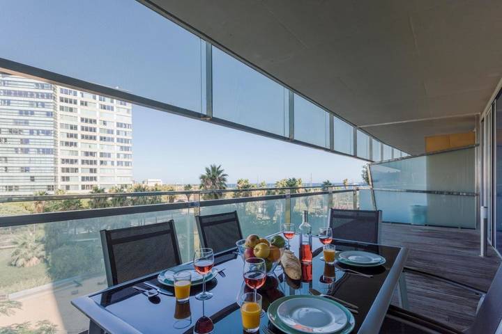 Apartamento de vacaciones para 6 personas, con Balcón y Terraza además de Jardín y Piscina para niños en Barcelona