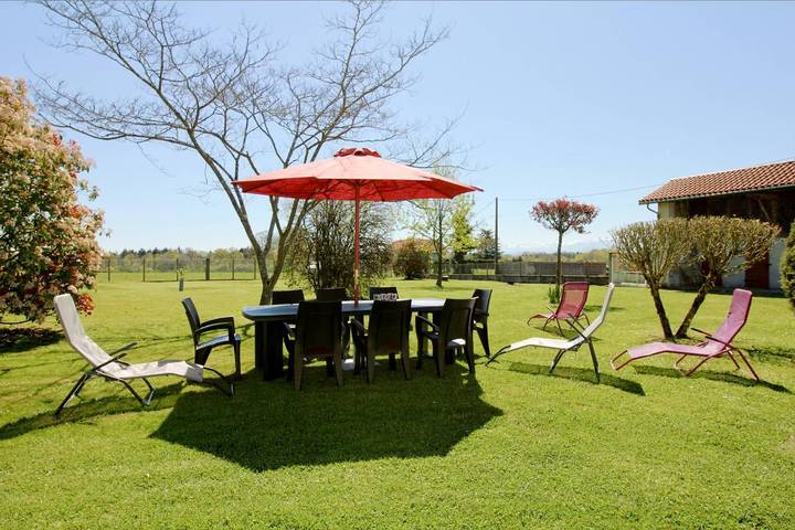 Gîte pour 10 personnes, avec terrasse et jardin dans Pinas