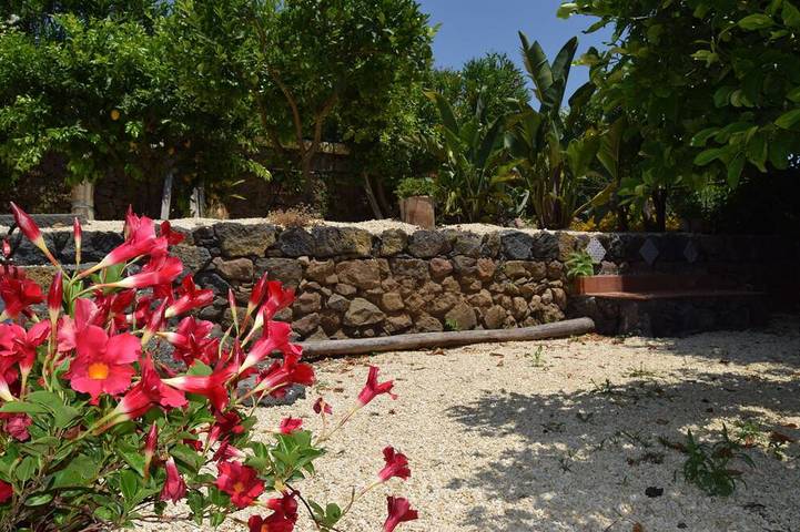 Wonderful open space relaxation pool and garden, barbecue, Etna excursions. in Santa Venerina, Etna