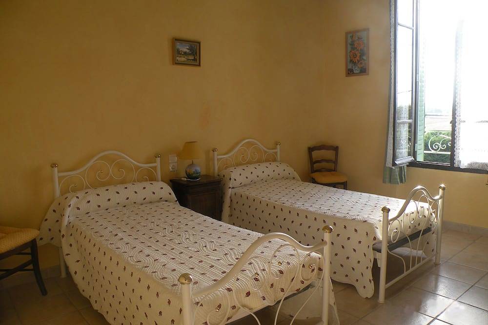 Mas provençal in wine-growing estate with swimming pool (11mx5m) in Saint-Alexandre, Nimes und Umgebung