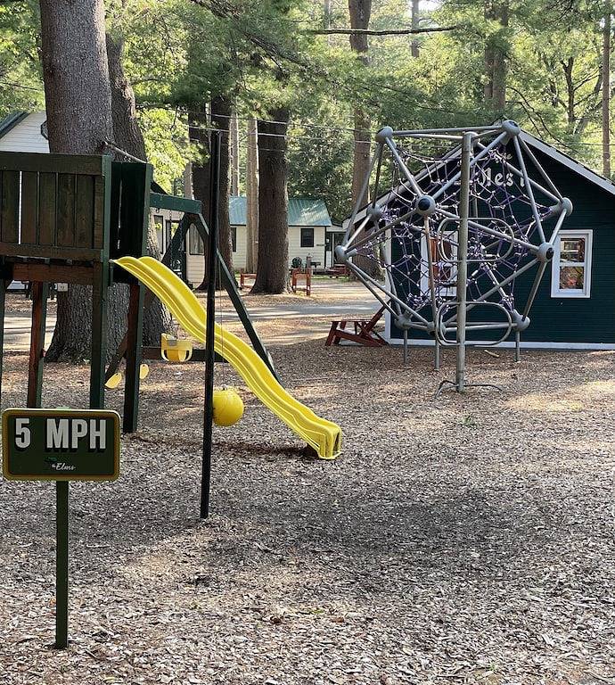 Lodge for 6 people, with yard in Adirondack Mountains