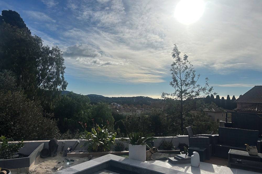 House with pool near the sea in La Garde, Toulon region