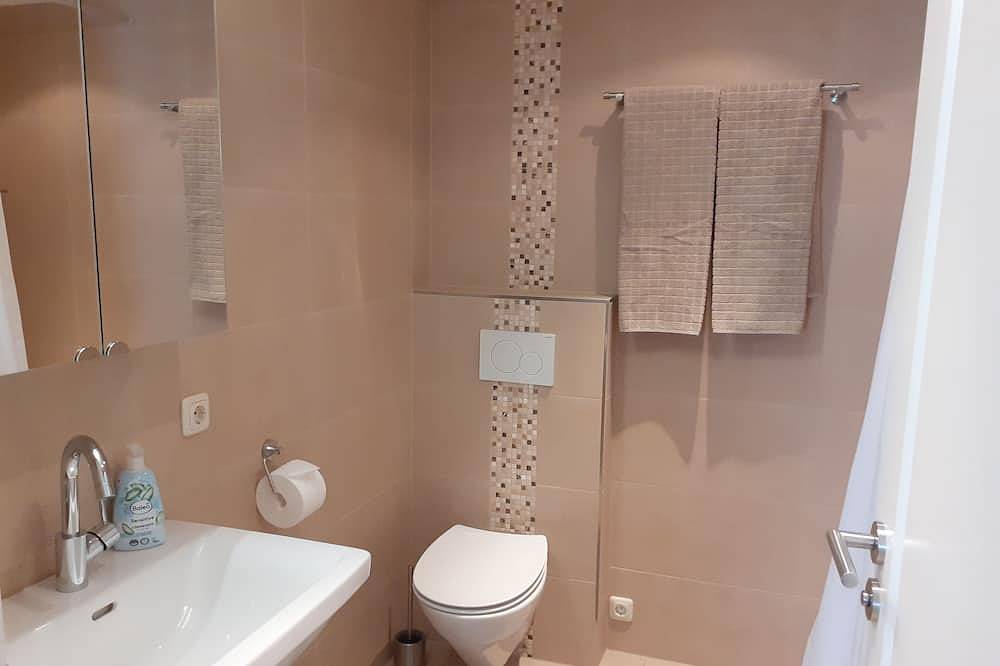 Ganze Wohnung, 30qm, Ferienwohnung mit sep. Schlafzimmer, Umlaufbalkon in Prien am Chiemsee, Chiemsee