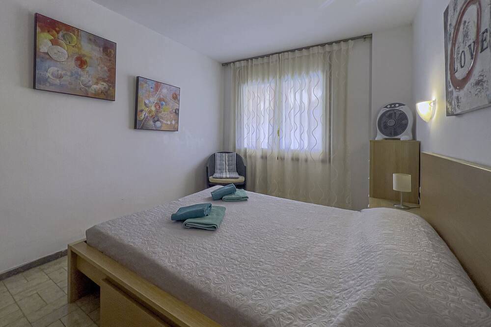 Apartamento entero, Apartamento en el Paseo Marítimo a 3 min de la playa, piscina comunitaria, wifi gratis, excelente ubicación, bares, restaurantes  y tiendas. Vivalidays Luis. in Santa Susana, Costa del Maresme