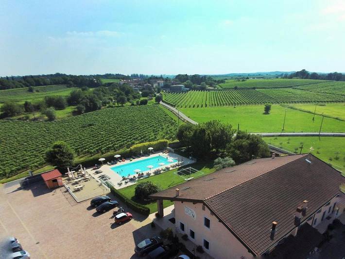 Agriturismo per 2 persone, con Terrazza e Giardino nonché Piscina e Panorama a Valeggio sul Mincio