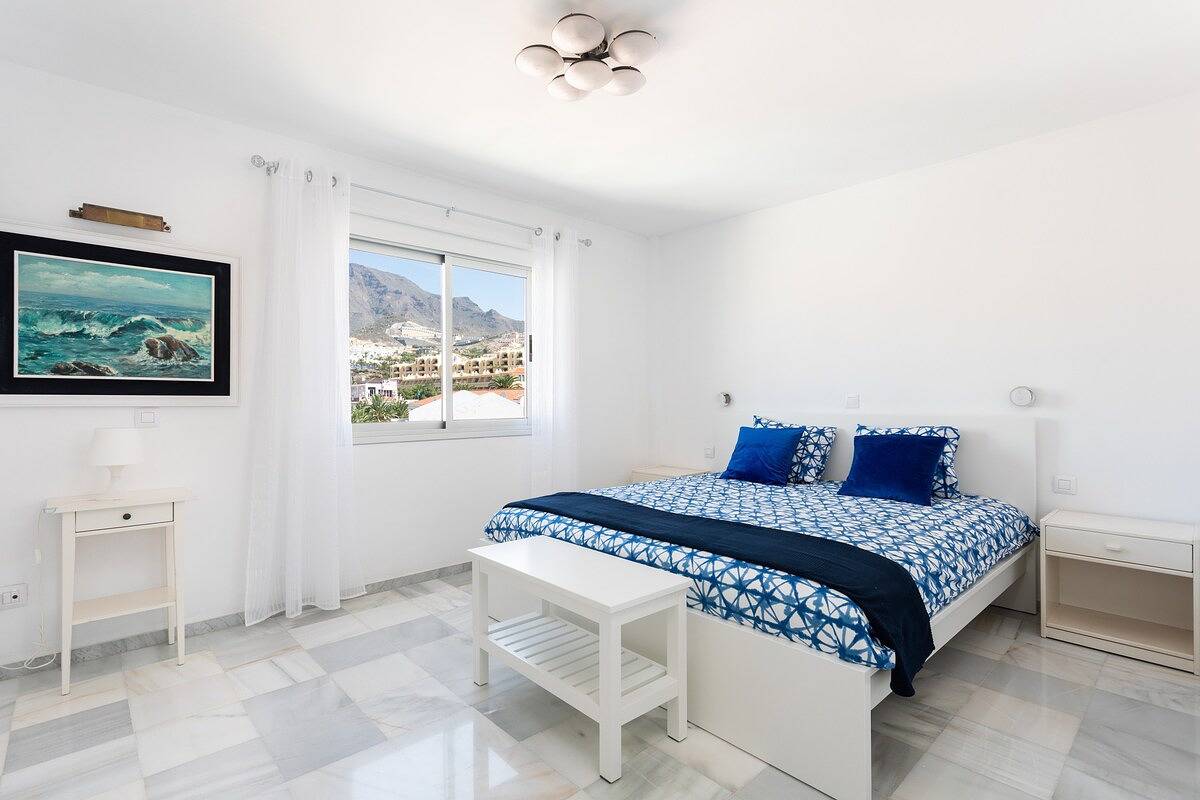Entire apartment, Home2Book Stunning Sea Views Adeje, Wifi & Pool in Playa Puerto Colón, Adeje